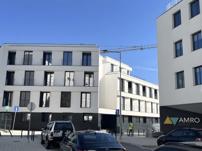 T0 novo com varanda e garagem junto ao Polo Universitário