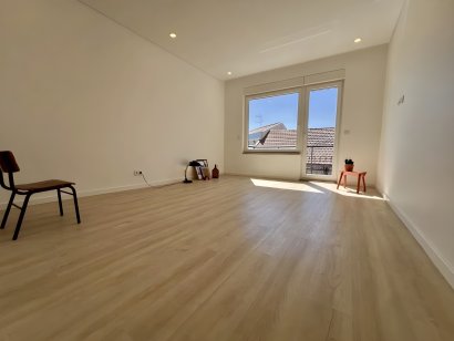 T2 duplex independente com terraço e varanda na zona da Corujeira