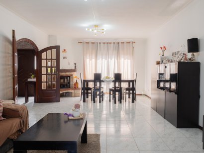 Moradia T3 com 3 pisos, jardim, terraço e churrasqueira em Campo
