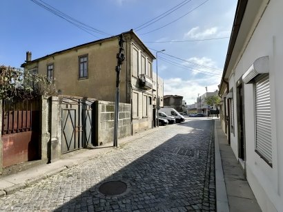Moradia independente com terreno em zona central de São Mamede Infesta