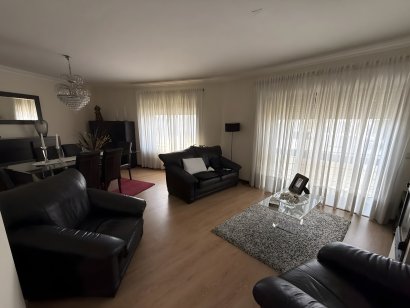 Apartamento T2 renovado na Madalena com garagem e arrumos