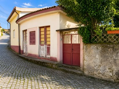 Moradia T3 para reabilitar em Perosinho com jardim e garagem