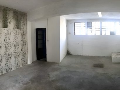 Armazém para retalho ou pequenos serviços em Oliveira do Douro