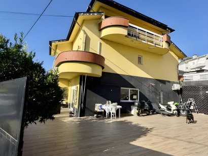Moradia T5 com amplo espaço exterior e excelente localização em Grijó